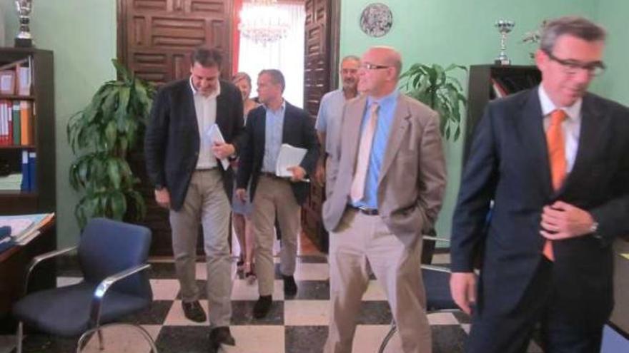 La reunión entre Justicia, Hacienda y Ayuntamiento se celebró ayer en Orihuela.