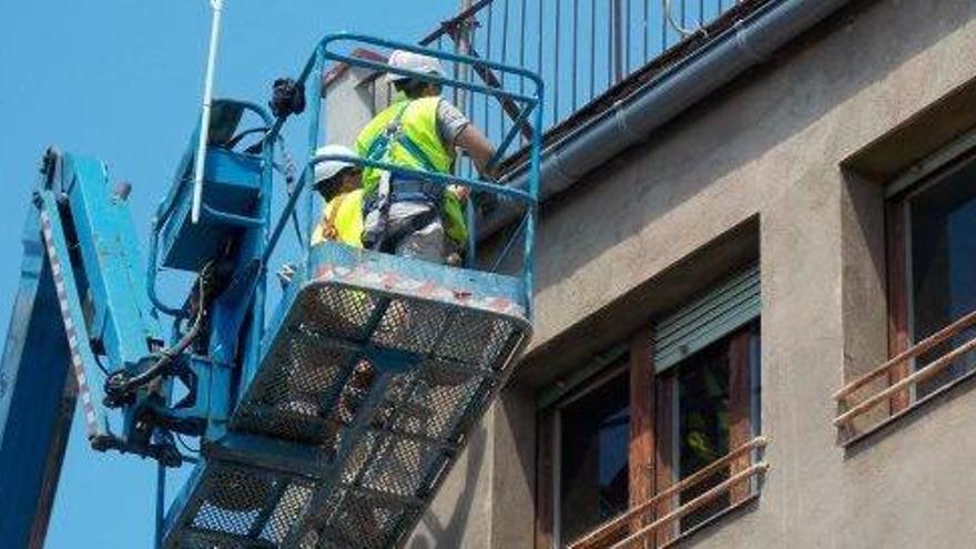 Operaris actuant a la teulada de la Casa de la Patum, el juny passat