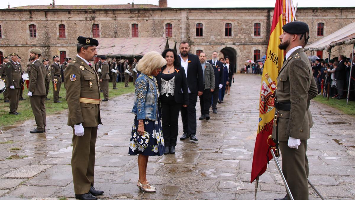 Una dona jurant bandera al castell de Sant Ferran de Figueres l'any passat.