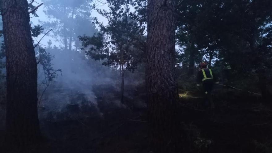 Un nuevo incendio forestal en Rúa Xabreira, de madrugada cerca de las casas