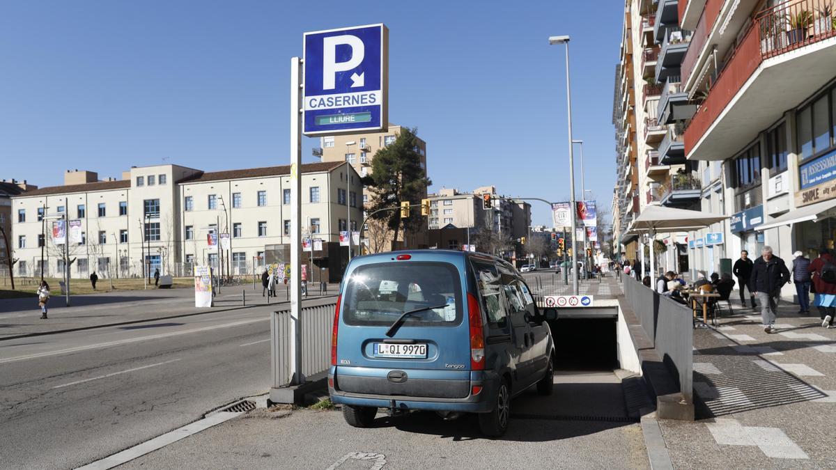 Un vehicle entra a l’aparcament del carrer Emili Grahit de Girona.