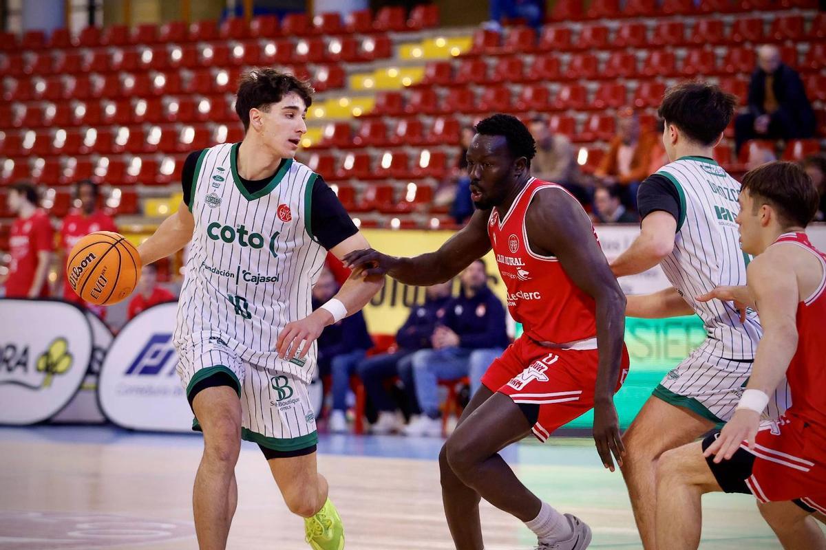 Gonzalo Orozco controla el balón en un encuentro.