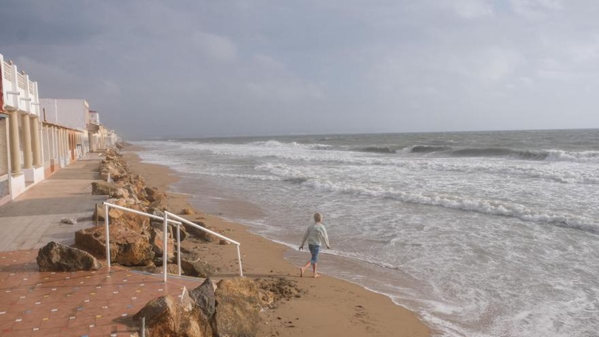 Así ha dejado el paso de la DANA la playa de El Pinet en Elche.
