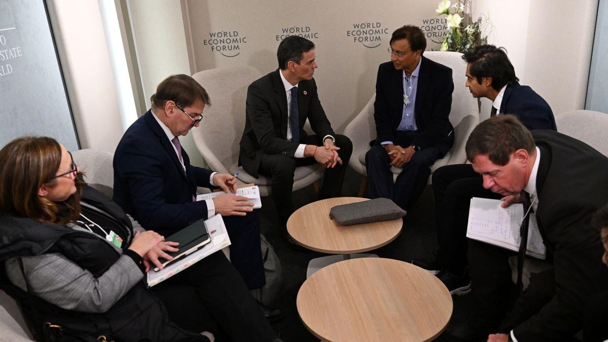 Pedro Sánchez trata de convencer a los Mittal para que ejecuten sus inversiones en Asturias