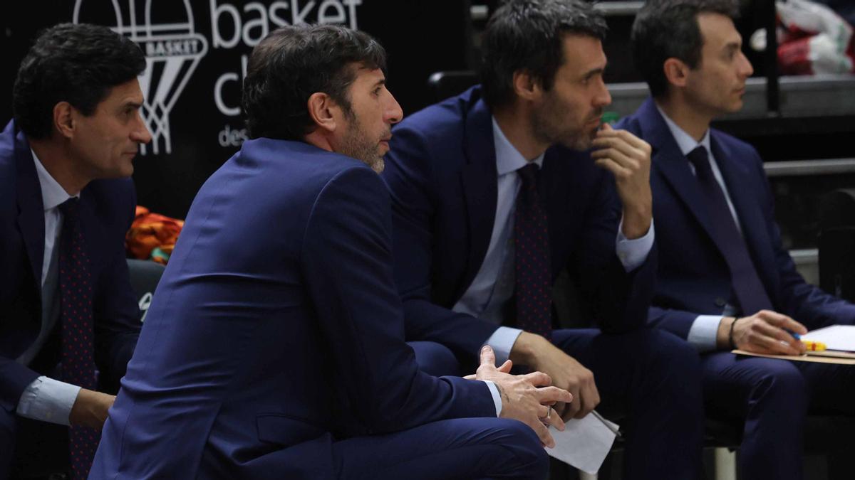 Álex Mumbrú, entrenador del Valencia BC, junto a sus asistentes