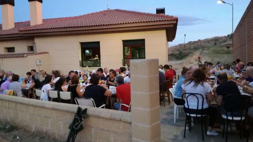 Cena de convivencia vecinal en Cunquilla