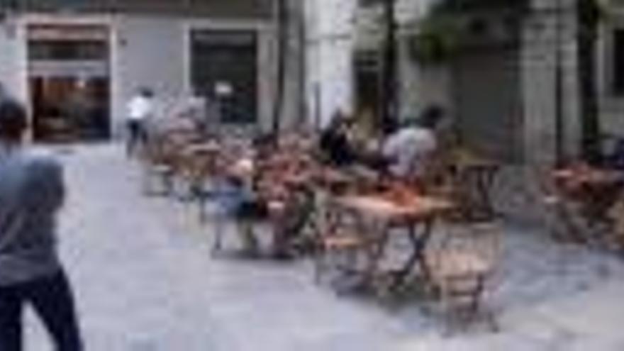 La plaça Bell·lloc, a tocar de la plaça del Vi, té diferents establiments amb terrasses.