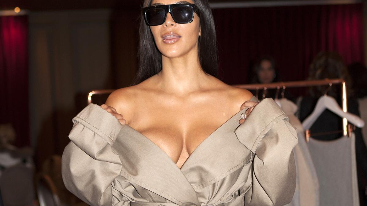 Kim Kardashian regresa por Navidad (con un look de infarto)