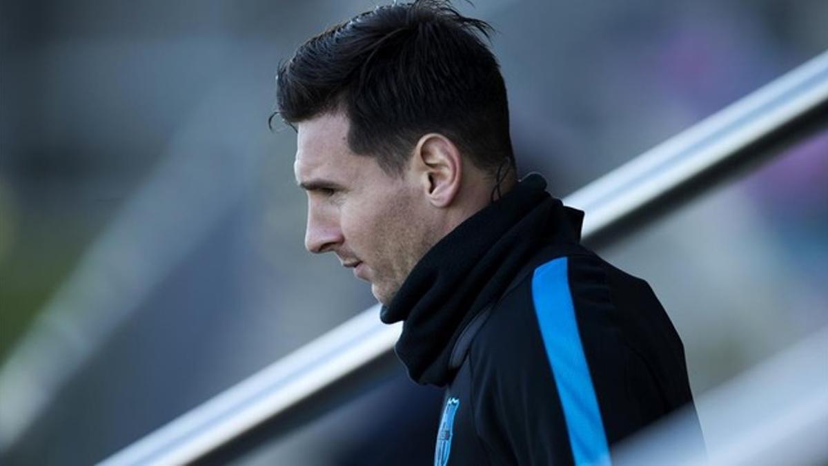 Leo Messi sale al entrenamiento del lunes.