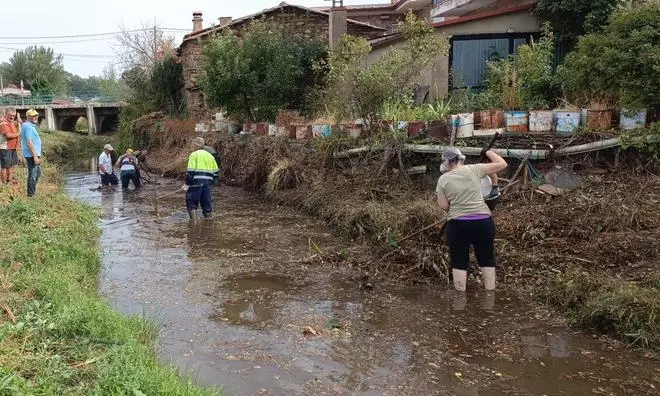 Vecinos de Riofrío se remangan para limpiar las aguas de su río