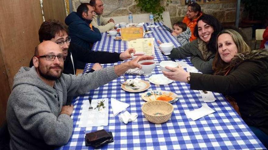 Personas disfrutando de un vino en un furancho de Marcón. // R. V.