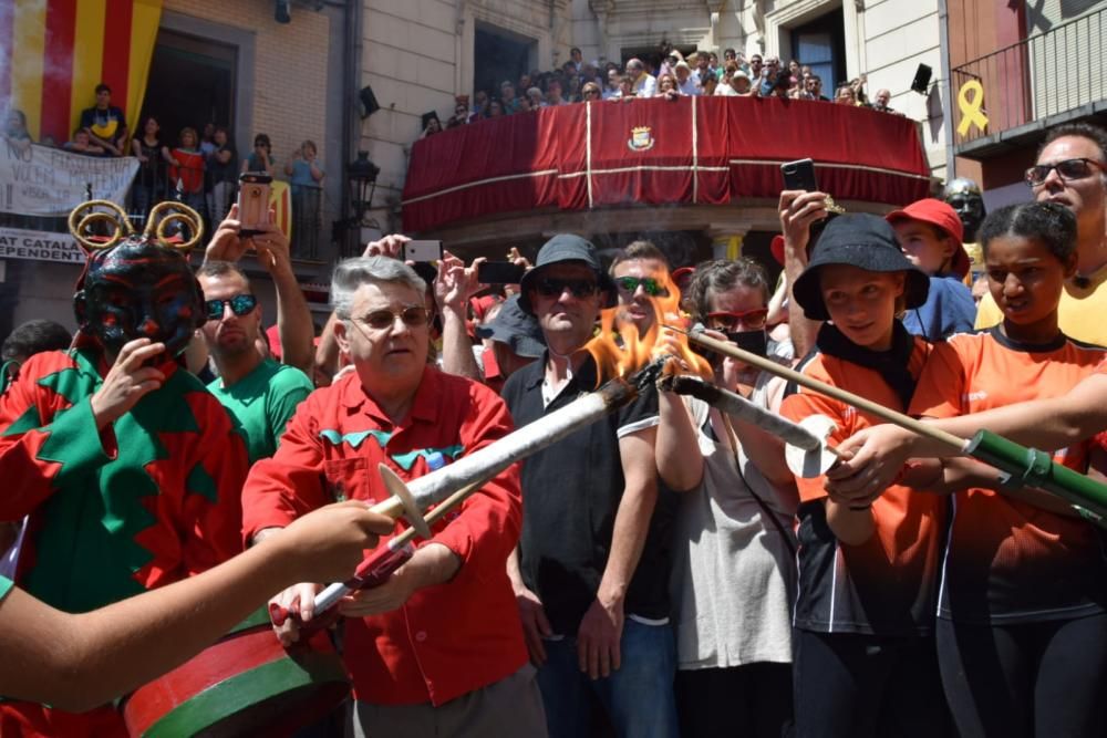 La Flama del Canigó encén les maces i les guites de la Patum