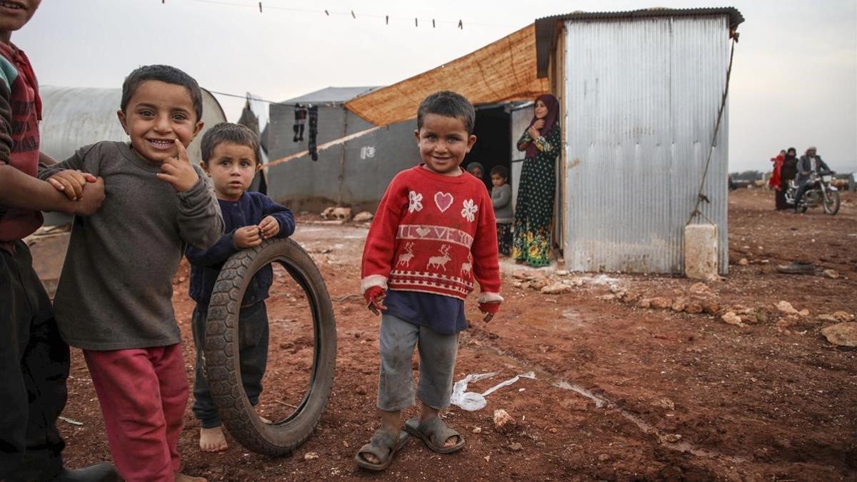 Unos niños juegan en el campo de Batbu, en la ciudad siria de Alepo.