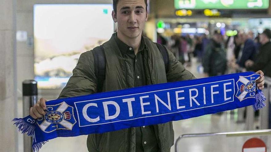 Saúl posa con una bufanda del Tenerife a su llegada ayer a la isla.