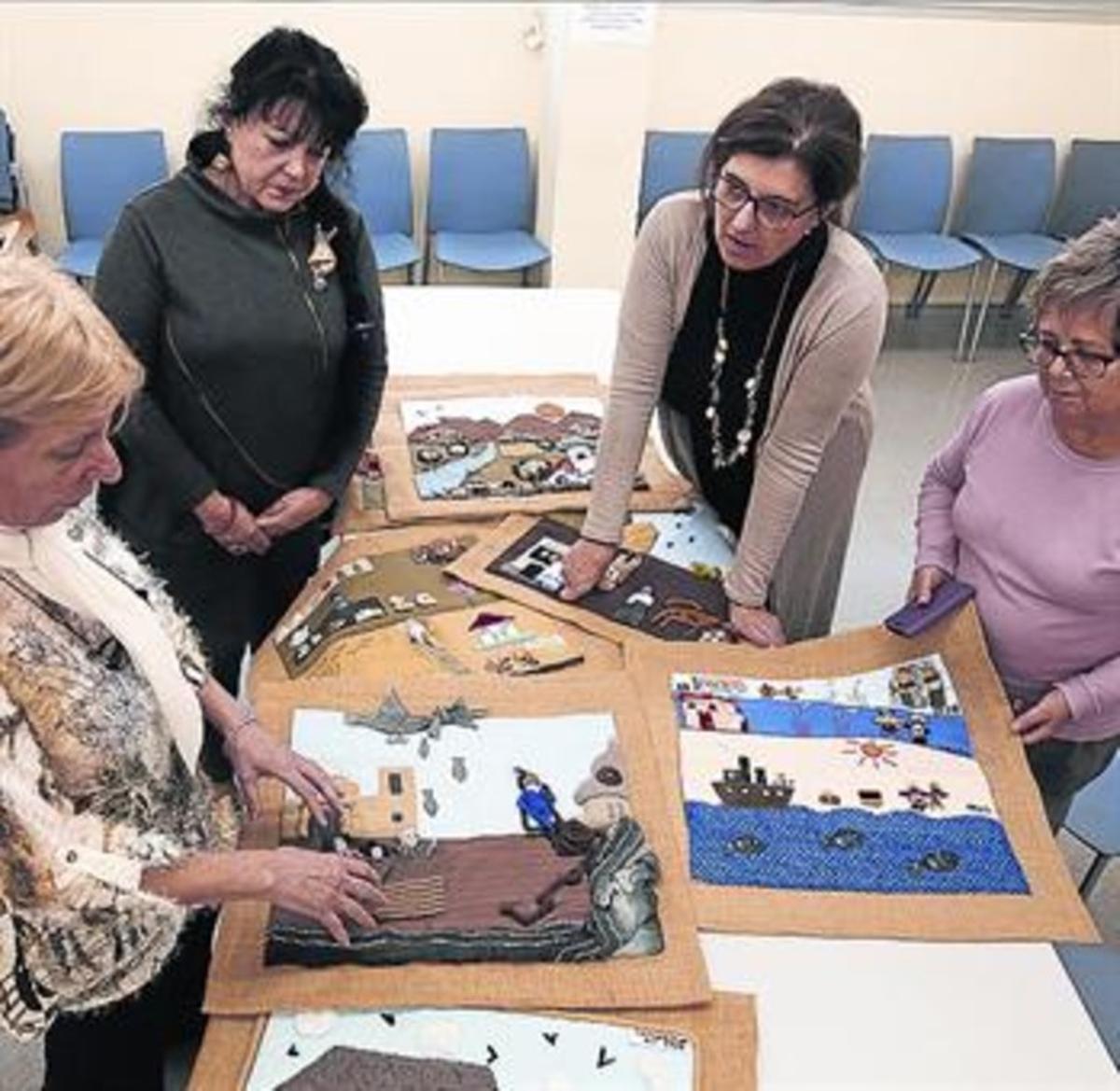 Las arpilleristas Bonavila, Ferran, Mascaró y Arasa, con sus tapices. Las arpilleristas Bonavila, Ferran, Mascaró y Arasa, con sus tapices.