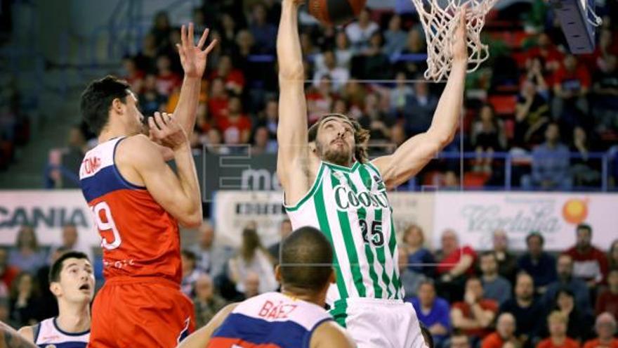 Sipahi, durante un partido con el Betis.