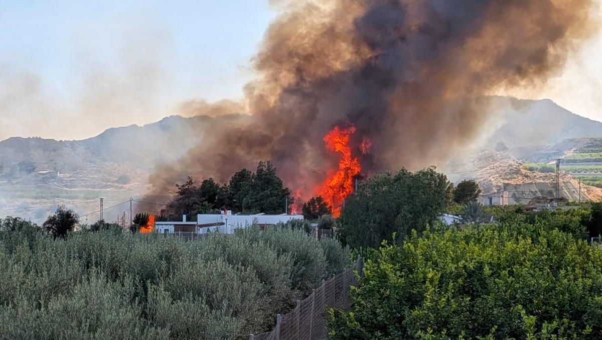 El fuego se acerca a las viviendas de la zona de La Paira.