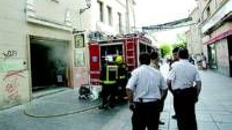 Un incendio en el restaurante La Fusa genera una gran cantidad de humo que llega a las tiendas contiguas