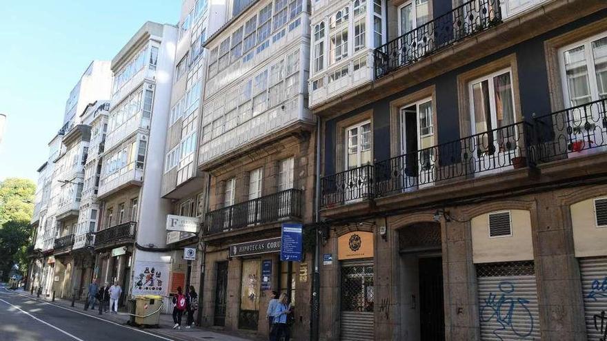 Edificio de la calle Panaderas, en el centro con tres alturas, que quiere adquirir el Concello.