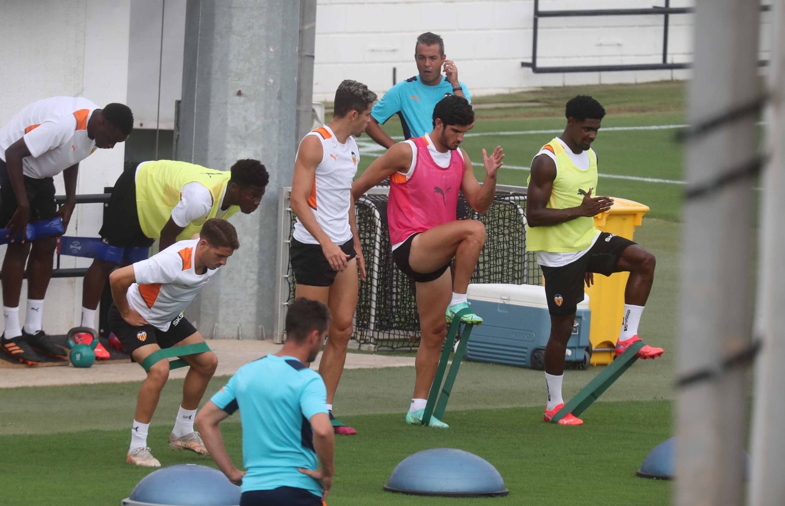 Guedes vuelve a Paterna con su futuro en el aire