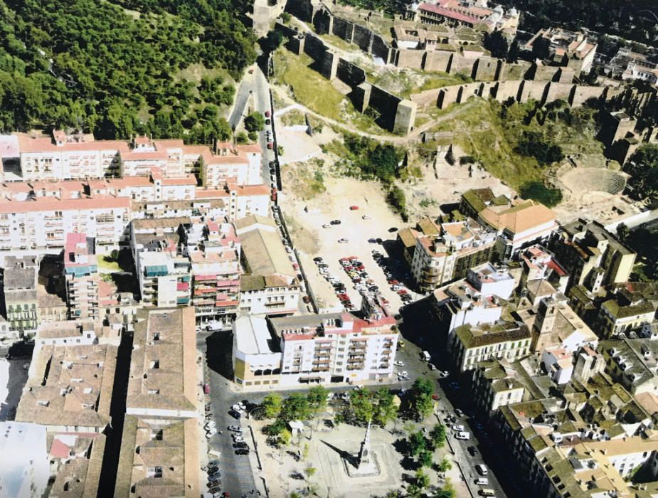 Vista aérea del Centro Histórico antes  de las obras del túnel, con las manzanas de casas que hubo que expropiar y la calle Alcazabilla, todavía con tráfico.