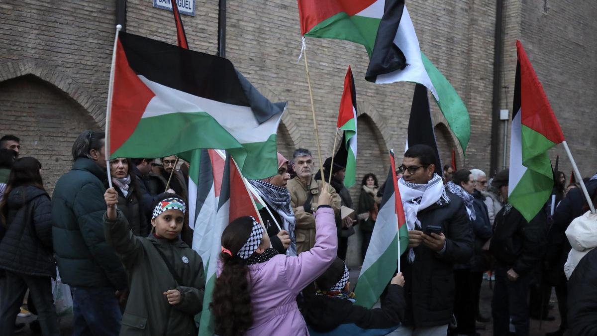 Una familia ondea banderas palestinas en la manifestación del sábado en Zaragoza.