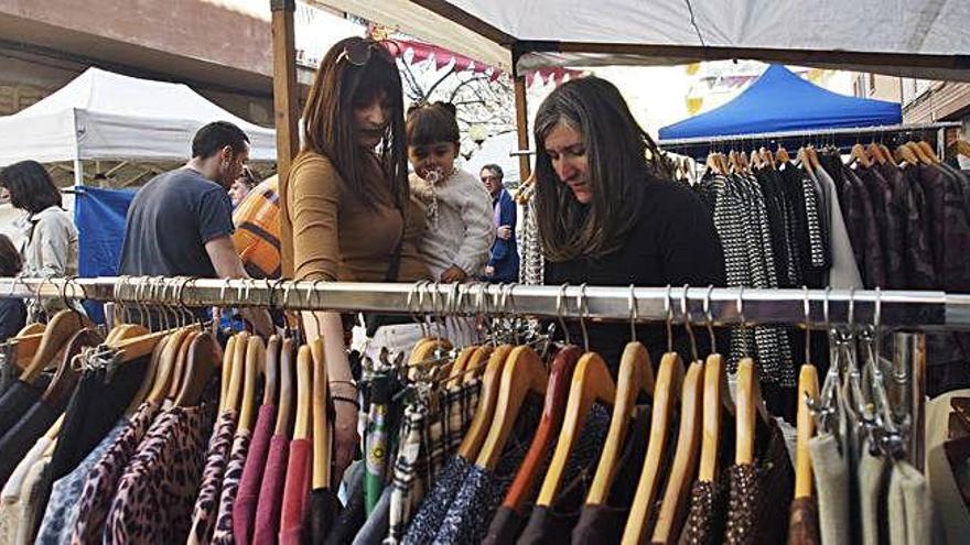 Dues dones remenen roba en una de les parades del mercat, ahir a Capellades