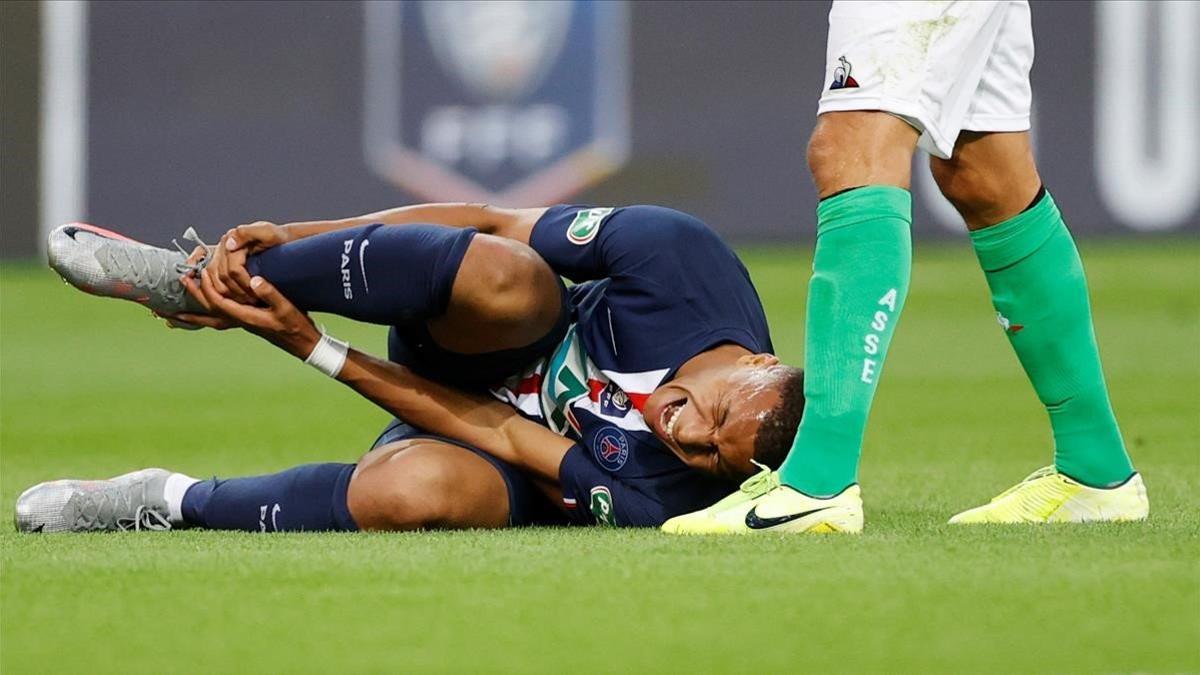 Mbappé, dolorido tras la entrada de Perrin.