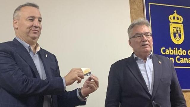 Juan Ruiz, presidente del Guaguas y exconsejero de la UD, hace entrega el abono del club de voleibol a Miguel Ángel Ramírez.