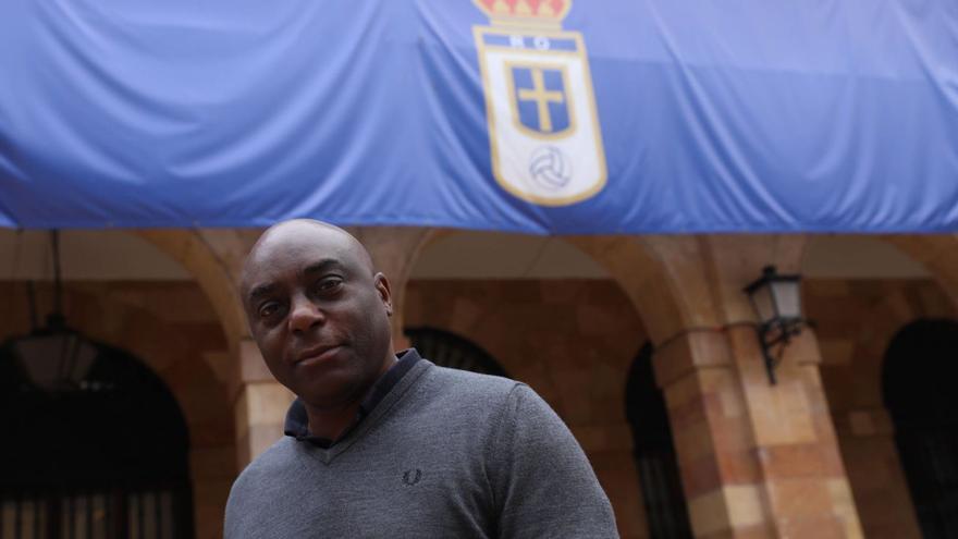 Keith Thompson, debajo de la bandera de apoyo al Oviedo instalada en el Ayuntamiento.