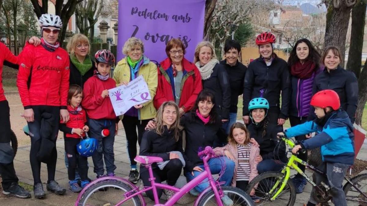 Més de 170 ciclistes pedalegen «amb dos ovaris» a Artés en la lluita contra el càncer de mama | RAMON CREUS