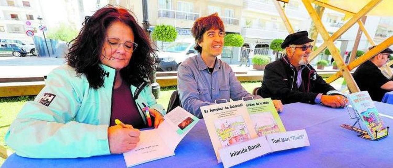 Iolanda Bonet i Antoni Marí &#039;Tirurit&#039;, signant llibres aquest Sant Jordi.
