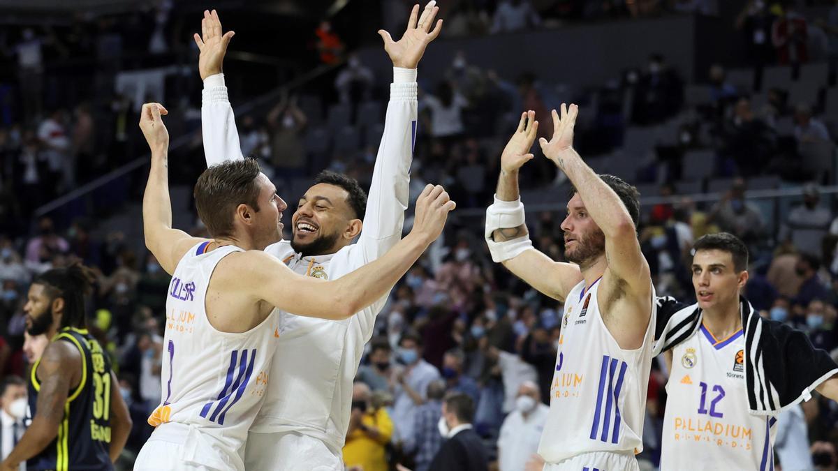 Los jugadores el Madrid celebran su victoria sobre el Fenerbahce.