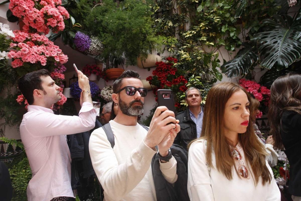 Colas y lluvia en el primer día de Fiesta de los Patios