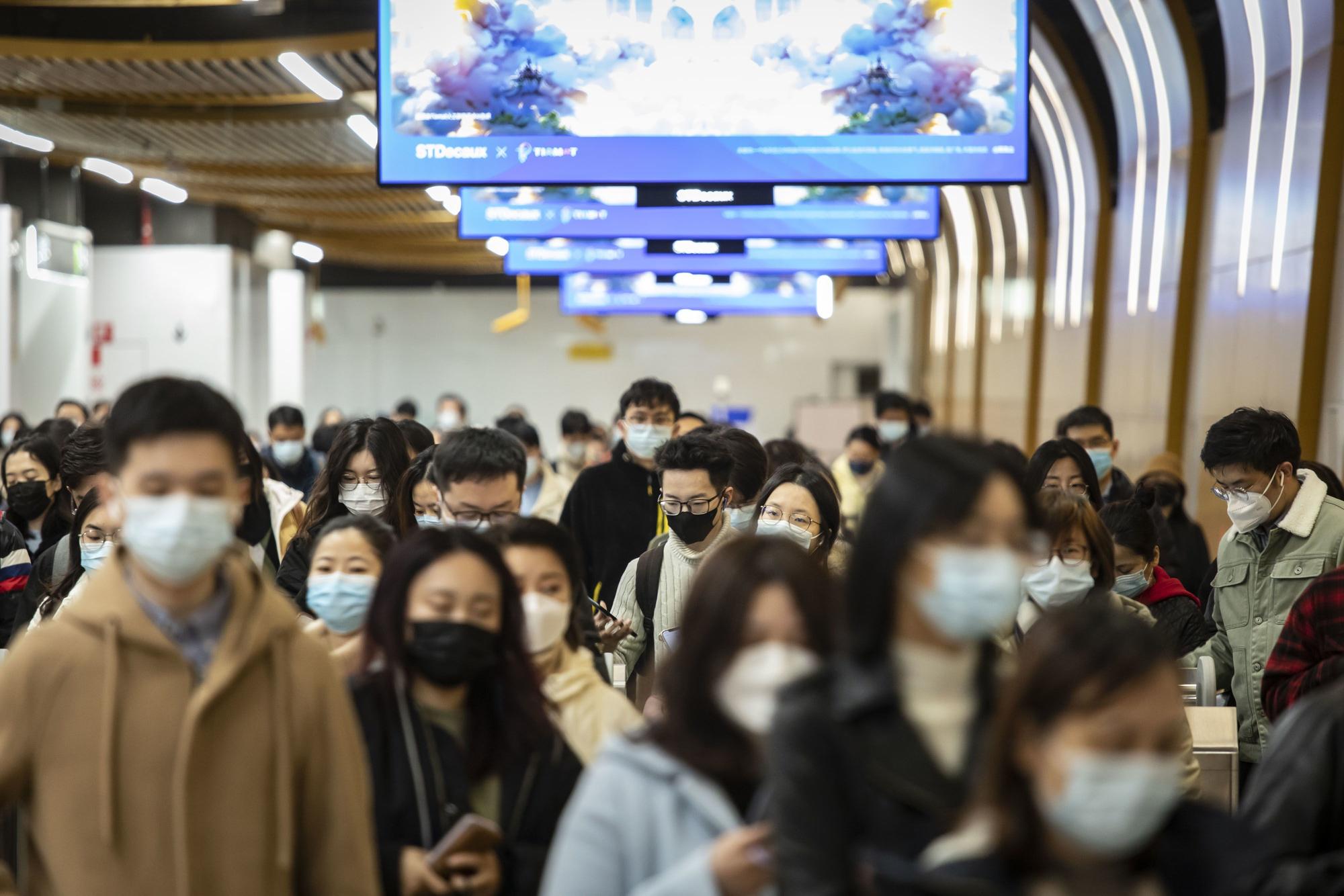 Trabajadores chinos en el metro de Shanghai.