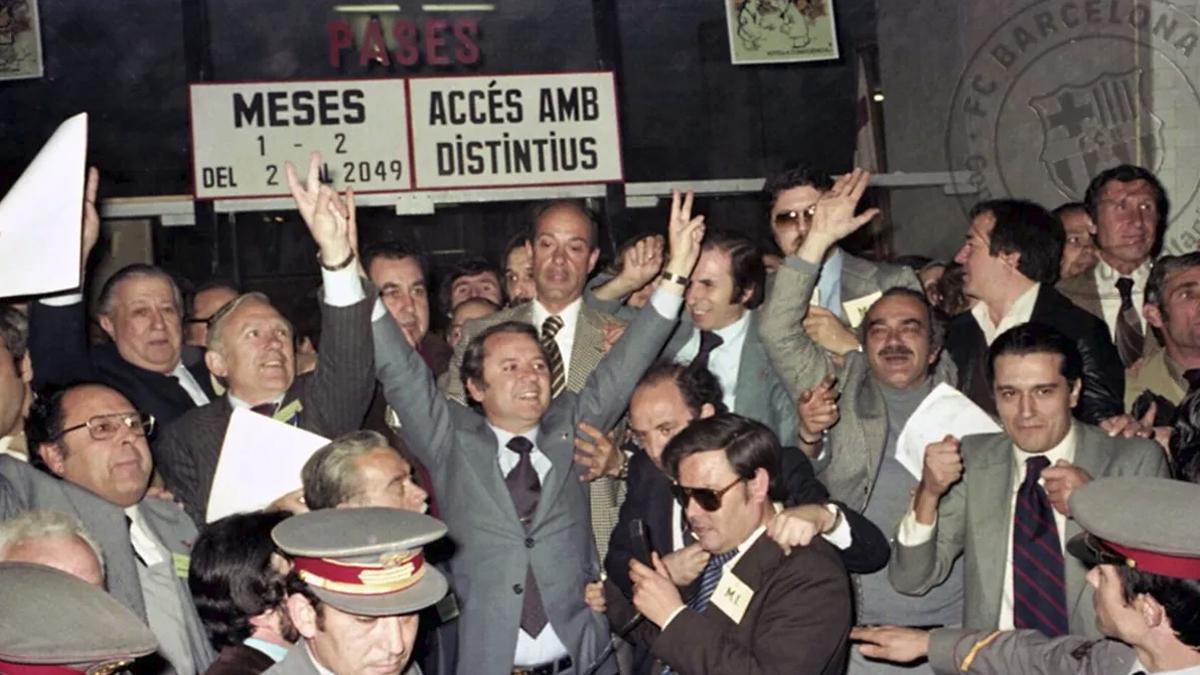 Una imagen para la historia. El festejo de Núñez tras su victoria en la carrera hacia la presidencia del Barça, ya en la madrugada del 7 de mayo de 1978. Núñez, obsesionado por la economía, comandaría los destinos de la nave azulgrana hasta julio de 2000