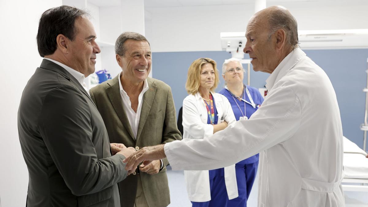 El president Juanfran Pérez Llorca, este miércoles en una visita al Hospital Doctor Peset junto al conseller Marciano Gómez.
