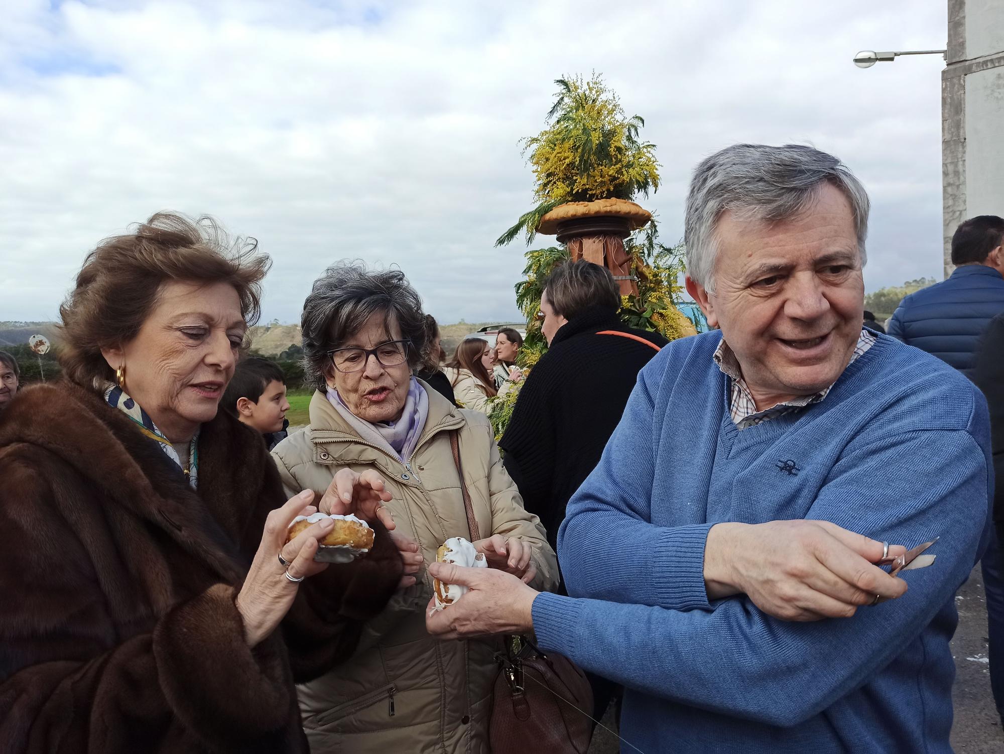 En Posada de Llanes, los panes del ramu vuelan por La Candelaria: "Hay que andar rápido"