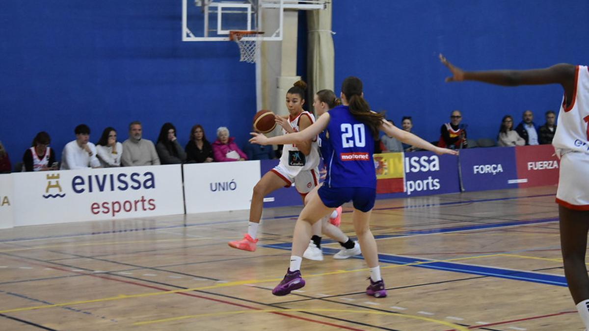 La ibicenca Gelsy Valdivieso maneja el balón durante el partido del domingo