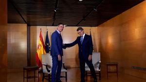 Pedro Sánchez y Alberto Nuñez Feijóo , Presidente en funciones y candidato a la investidura respectivamente , antes de la reunión que han mantenido esta mañana 