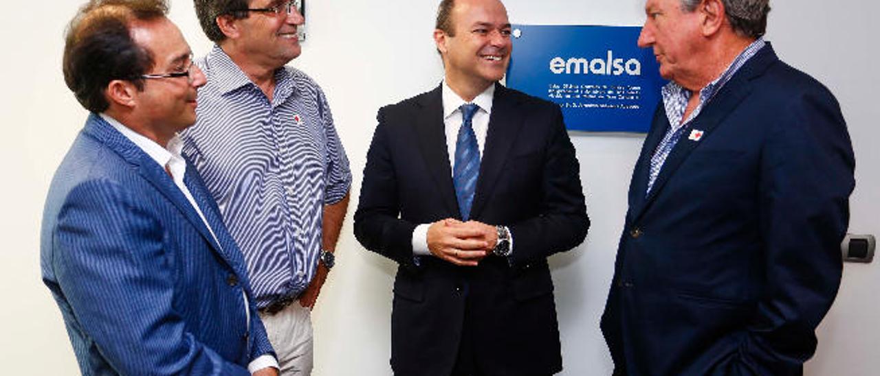 Roberto Santana, Javier Doreste, Augusto Hidalgo y Pedro Quevedo, antes de iniciar un consejo de Emalsa.