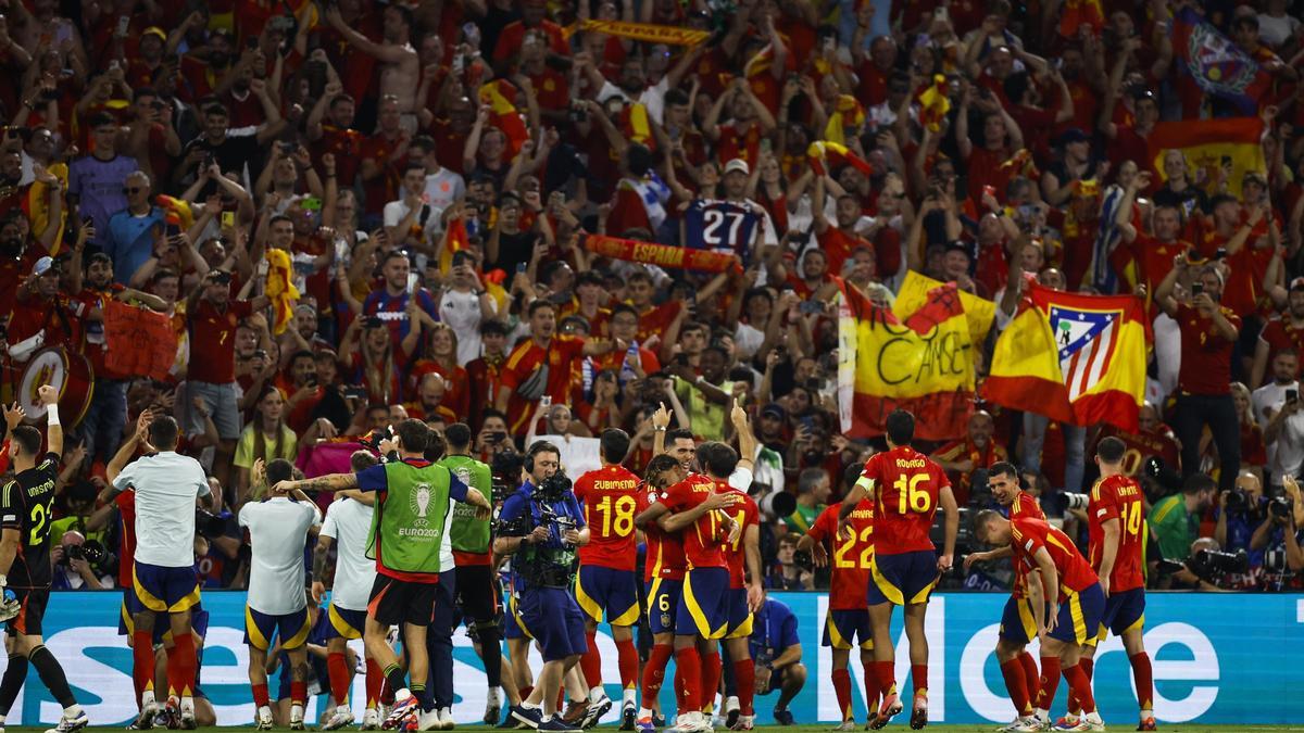 Los jugadores de España celebrando su pase a la final.