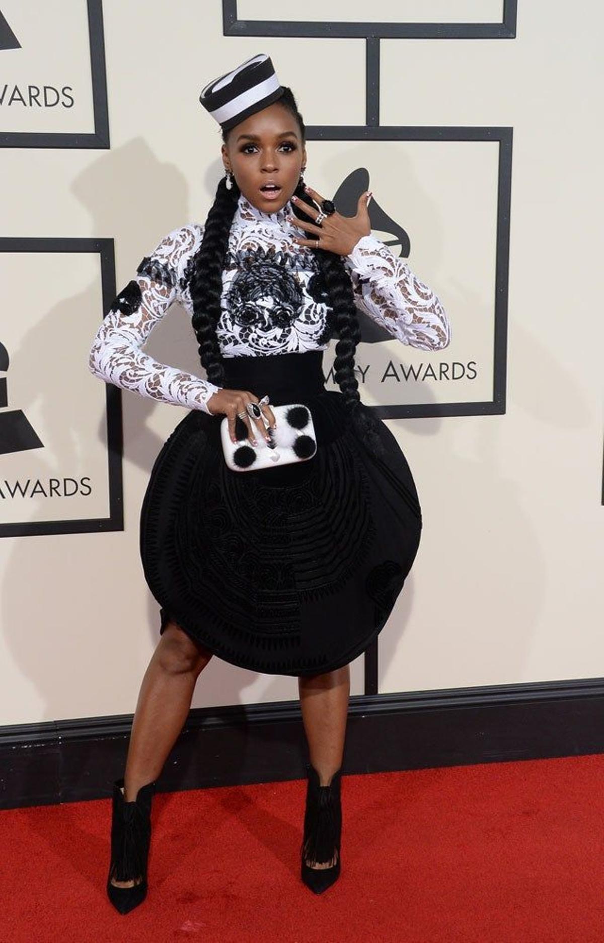 Janelle Monae, de Jean Paul Gaultier, en la alfombra roja de la 58 Edición de los Grammy.