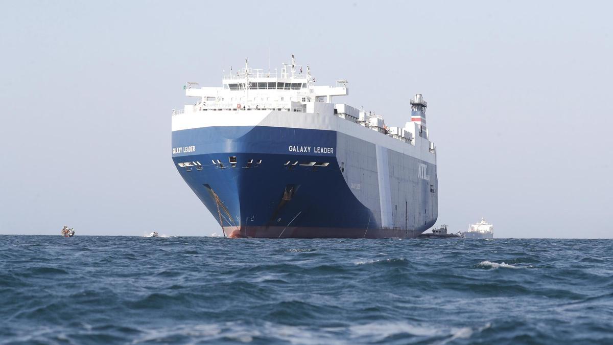 El carguero 'Galaxy Leader' navegando por el Mar Rojo, en una imagen reciente.