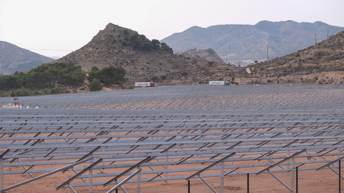 Obras de la planta solar Salinetas, en Petrer.