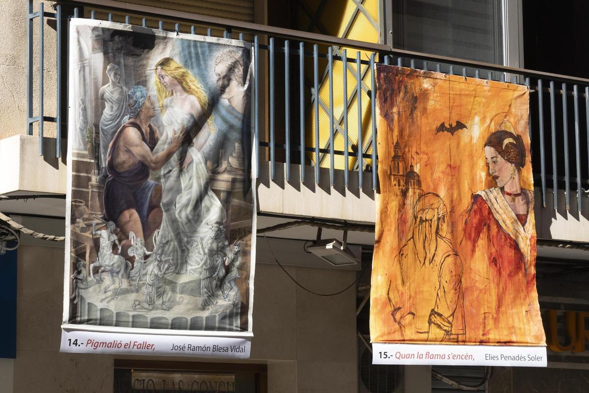 Dos lienzos de la muestra "Art al Carrer" expuestos en un balcón de Xàtiva.