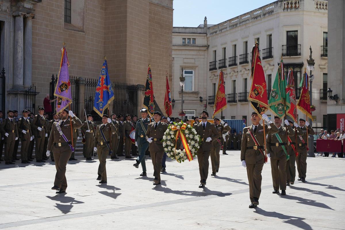 Galería | Así ha ido el izado de bandera por el Día de las Fuerzas Armadas en Badajoz