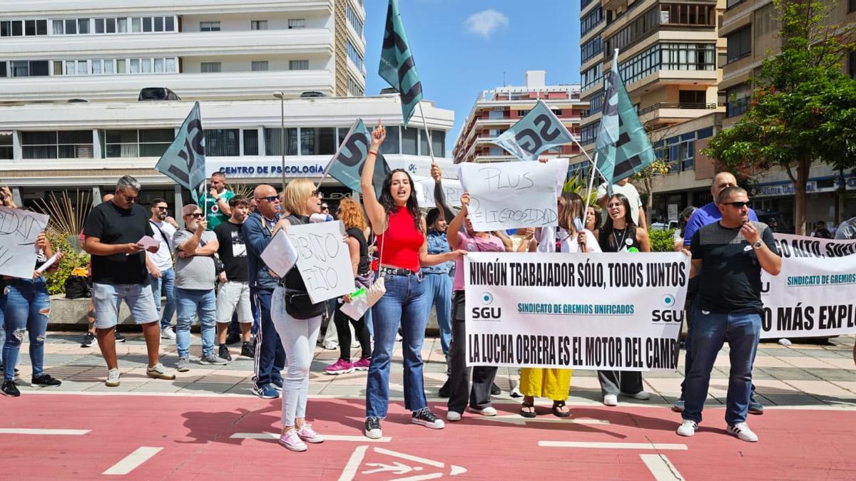 Concentración de los trabajadores del centro de menores de La Montañeta.
