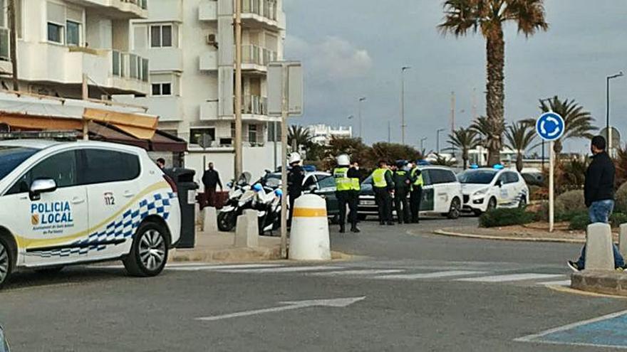 Controles, ayer por la tarde, en el puerto de Sant Antoni.