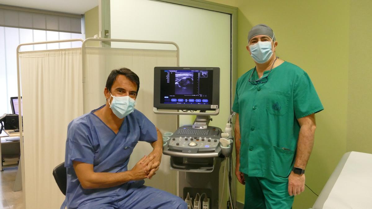 El doctor Abad junto al jefe del servicio de Traumatología del hospital San Juan de Dios de Córdoba, Miguel Aguayo.